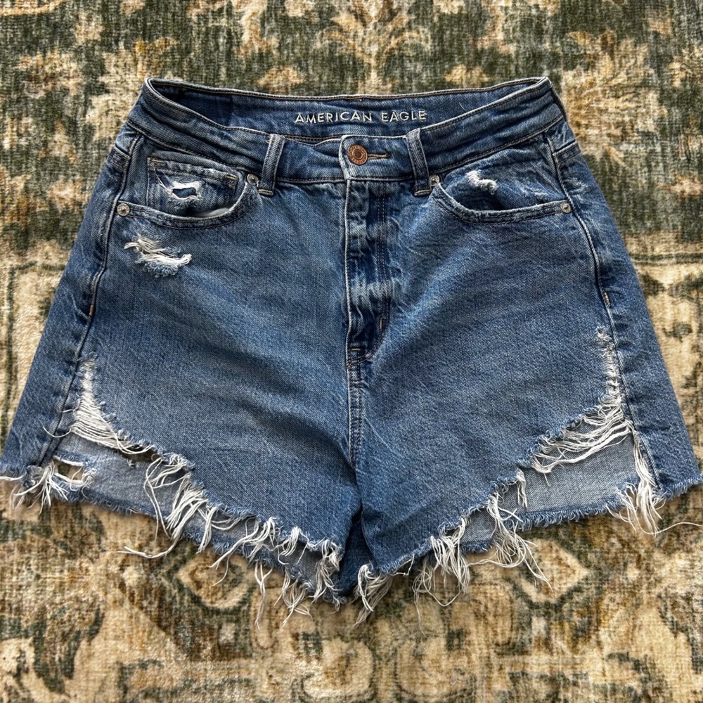 American Eagle Highest Rise Mom Shorts Medium Wash Distressed Denim Size 4